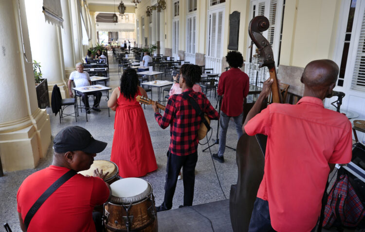 Un grupo musical se presenta en el exterior de un hotel en La Habana, apenas sin turistas. Foto: Ernesto Mastrascusa / EFE.
