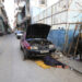 Una persona repara un automóvil en una calle este viernes en La Habana. Foto: Ernesto Mastrascusa/EFE.