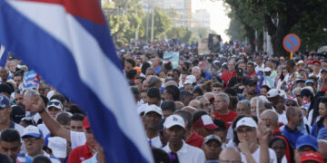 Conmemoración del aniversario 65 de la proclamación del carácter socialista de la revolución cubana, este jueves, en La Habana. Foto: EFE/ Ernesto Mastrascusa