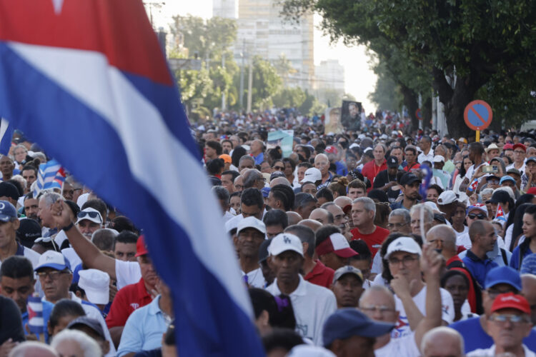Conmemoración del aniversario 65 de la proclamación del carácter socialista de la revolución cubana, este jueves, en La Habana. Foto: EFE/ Ernesto Mastrascusa