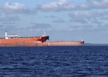 Un buque con petroleo en la bahía de Cienfuegos. Foto:  Juan Palop/EFE/ARCHIVO