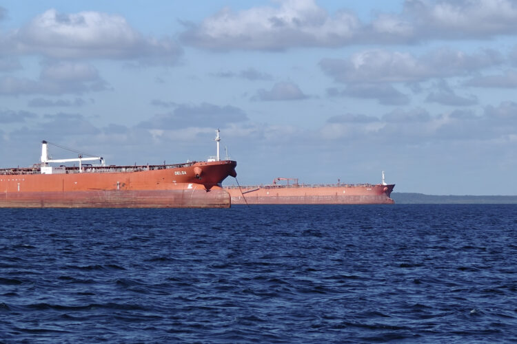 Un buque con petroleo en la bahía de Cienfuegos. Foto:  Juan Palop/EFE/ARCHIVO