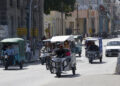 Triciclos eléctricos en La Habana (Cuba). Foto: Ernesto Mastrascusa/EFE.