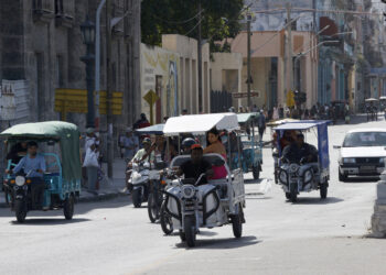 Triciclos eléctricos en La Habana (Cuba). Foto: Ernesto Mastrascusa/EFE.