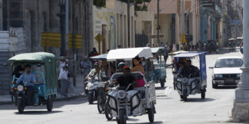 Triciclos eléctricos en La Habana (Cuba). Foto: Ernesto Mastrascusa/EFE.