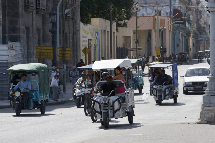 Triciclos eléctricos en La Habana (Cuba). Foto: Ernesto Mastrascusa/EFE.