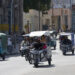 Triciclos eléctricos en La Habana (Cuba). Foto: Ernesto Mastrascusa/EFE.
