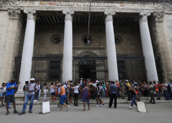 Personas esperan frente al banco metropolitano en La Habana. Foto: EFE/ Ernesto Mastrascusa.
