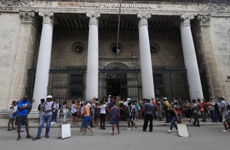 Personas esperan frente al banco metropolitano en La Habana. Foto: EFE/ Ernesto Mastrascusa.
