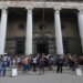 Personas esperan frente al banco metropolitano en La Habana. Foto: EFE/ Ernesto Mastrascusa.