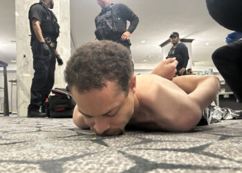 Fotografía difundida en la cuenta oficial @realDonaldTrump en Truth Social que muestra a Cole Tomas Allen, de 31 años, arrestado por agentes del Servicio Secreto, tras el tiroteo en la cena de la Asociación de Corresponsales de la Casa Blanca. Foto: @realDonaldTrump / EFE.