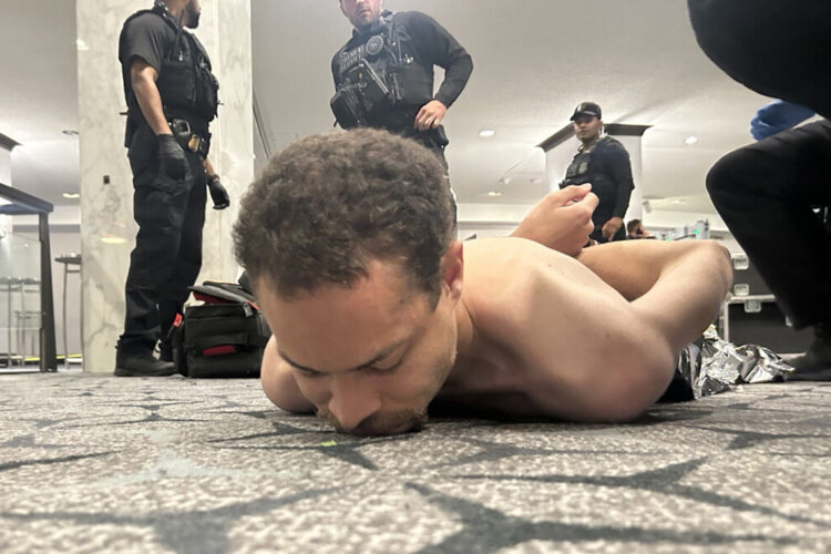 Fotografía difundida en la cuenta oficial @realDonaldTrump en Truth Social que muestra a Cole Tomas Allen, de 31 años, arrestado por agentes del Servicio Secreto, tras el tiroteo en la cena de la Asociación de Corresponsales de la Casa Blanca. Foto: @realDonaldTrump / EFE.