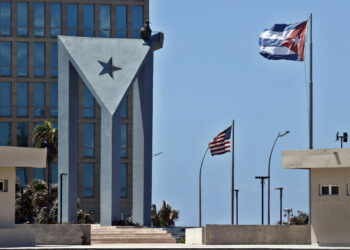 Área de la sede de la Embajada de Estados Unidos en La Habana. Foto:  Ernesto Mastrascusa/EFE.