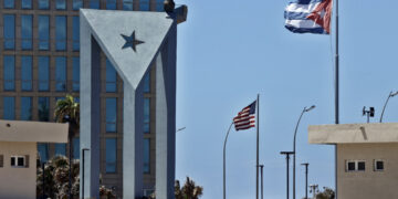Área de la sede de la Embajada de Estados Unidos en La Habana. Foto:  Ernesto Mastrascusa/EFE.