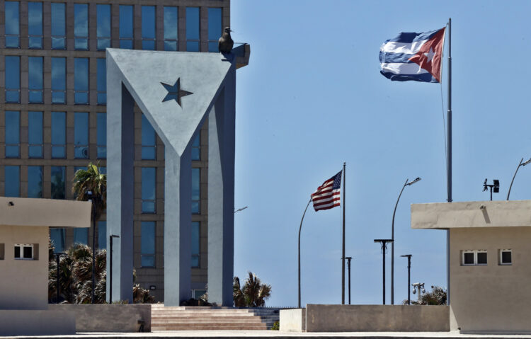 Área de la sede de la Embajada de Estados Unidos en La Habana. Foto:  Ernesto Mastrascusa/EFE.