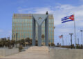 Vista en perspectiva de la Tribuna Antimperialista "José Martí" y la Embajada de EE.UU en La Habana. Foto: Ernesto Mastrascusa / EFE / Archivo.