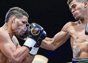 El cubano Erislandy Álvarez (izq.) fue derribado por el panameño José "Magnífico" Núñez en una velada profesional celebrada en Chile, el 24 de abril de 2026, y perdió su faja continental de la Asociación Mundial de Boxeo (AMB). Foto: Boxeo Panamá / Facebook.