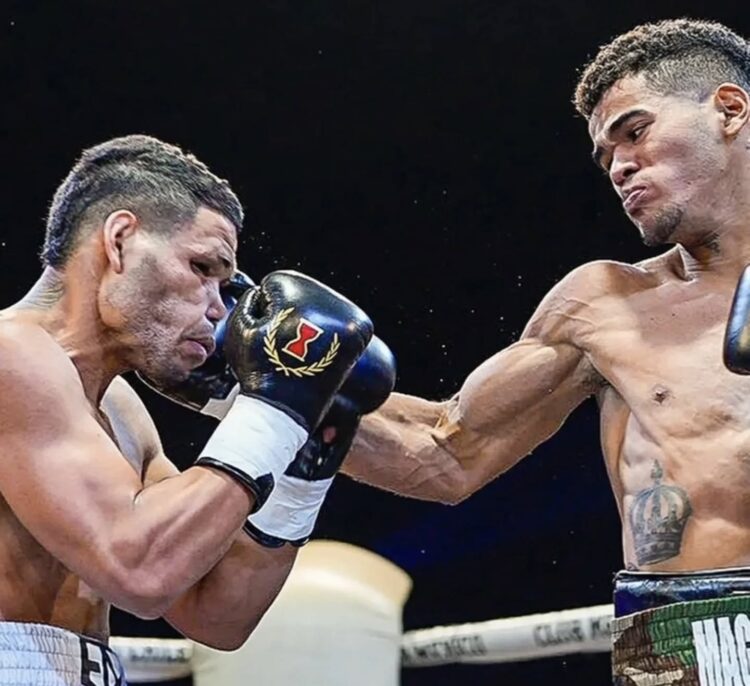 El cubano Erislandy Álvarez (izq.) fue derribado por el panameño José "Magnífico" Núñez en una velada profesional celebrada en Chile, el 24 de abril de 2026, y perdió su faja continental de la Asociación Mundial de Boxeo (AMB). Foto: Boxeo Panamá / Facebook.
