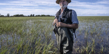 Héctor Garrido en la marisma inundada de la Reserva Biológica de Doñana, Huelva, España. Foto: Cortesía.