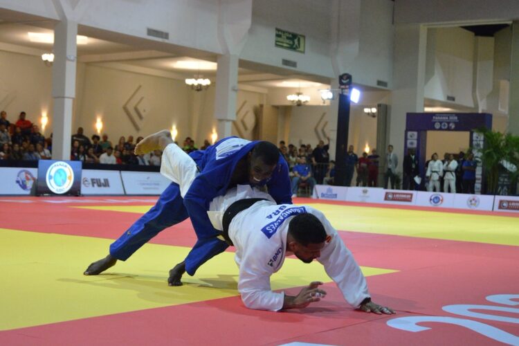 El cubano Iván Silva (arriba) cedió en la final ante el brasileño Leonardo Goncalves. Foto: Facebook Confederación Panamericana de Judo