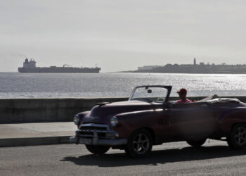 Un automóvil transita por la bahía de La Habana. Foto: Ernesto Mastrascusa/EFE/Archivo.