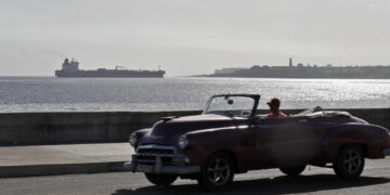 Un automóvil transita por la bahía de La Habana. Foto: Ernesto Mastrascusa/EFE/Archivo.