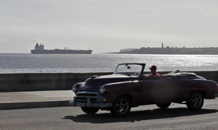 Un automóvil transita por la bahía de La Habana. Foto: Ernesto Mastrascusa/EFE/Archivo.