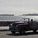 Un automóvil transita por la bahía de La Habana. Foto: Ernesto Mastrascusa/EFE/Archivo.