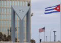 Fachada de la embajada de Estados Unidos, en La Habana. Foto:  Ernesto Mastrascusa/EFE.