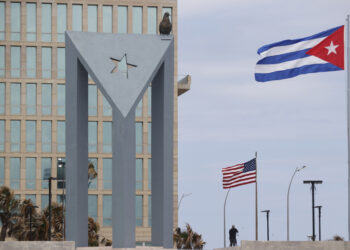 Fachada de la embajada de Estados Unidos, en La Habana. Foto:  Ernesto Mastrascusa/EFE.