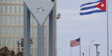 Fachada de la embajada de Estados Unidos, en La Habana. Foto:  Ernesto Mastrascusa/EFE.