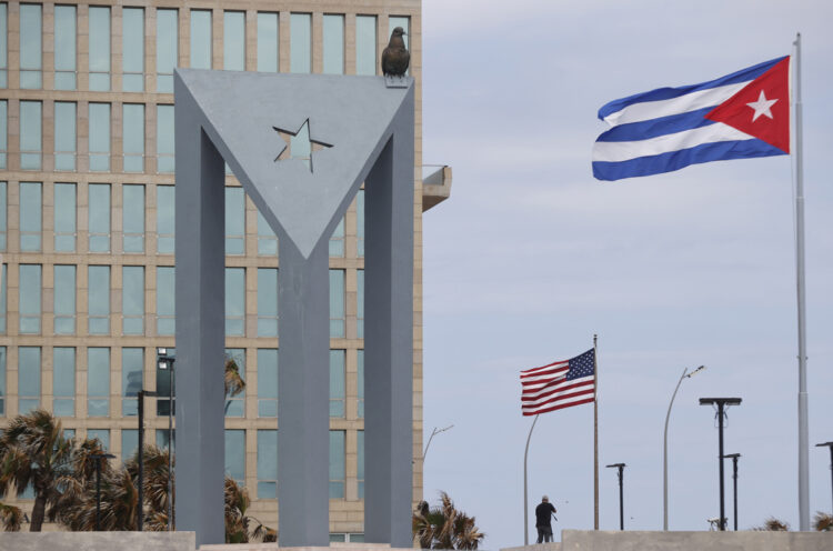 Fachada de la embajada de Estados Unidos, en La Habana. Foto:  Ernesto Mastrascusa/EFE.