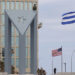Fachada de la embajada de Estados Unidos, en La Habana. Foto:  Ernesto Mastrascusa/EFE.
