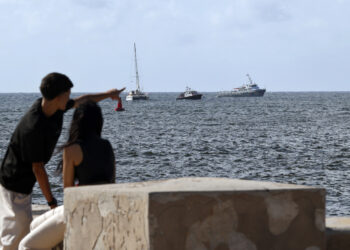 Dos veleros del convoy Nuestra América arriban a La Habana. Foto:  Ernesto Mastrascusa/EFE.