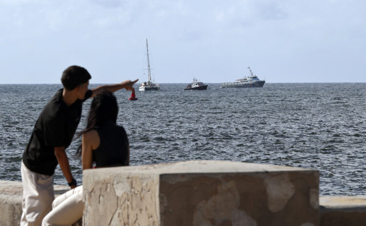 Dos veleros del convoy Nuestra América arriban a La Habana. Foto: Ernesto Mastrascusa/EFE.