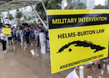 Hombre con un cartel durante la manifestación "Salvemos Cuba" en Miami, Florida, este 26 de abril de 2026. Foto: CRISTÓBAL HERRERA-ULASHKEVICH/EFE/EPA
