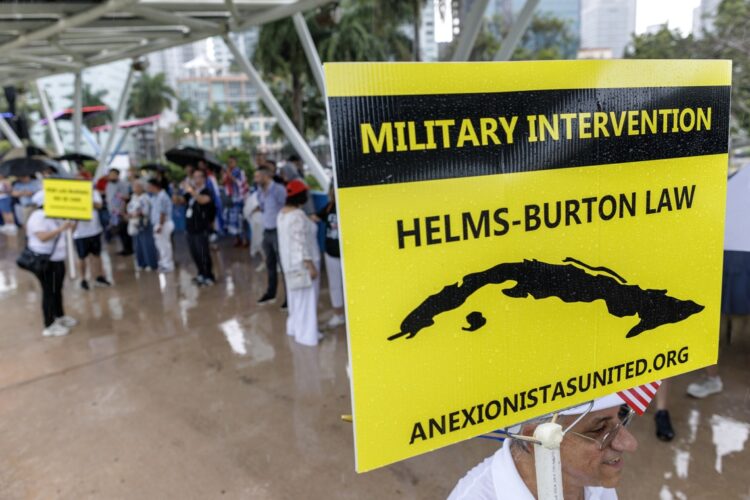Hombre con un cartel durante la manifestación "Salvemos Cuba" en Miami, Florida, este 26 de abril de 2026. Foto: CRISTÓBAL HERRERA-ULASHKEVICH/EFE/EPA