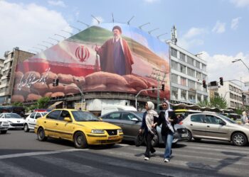 Iraníes caminan una calle de Teherán. Foto: ABEDIN TAHERKENAREH/EFE/EPA