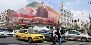 Iraníes caminan una calle de Teherán. Foto: ABEDIN TAHERKENAREH/EFE/EPA
