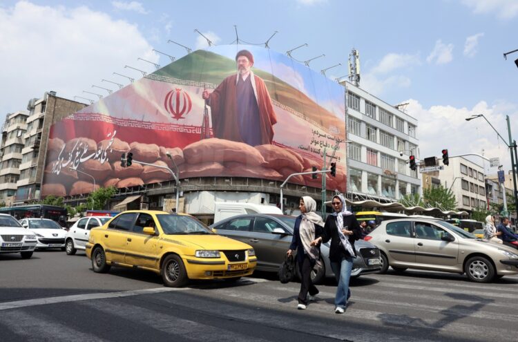 Iraníes caminan una calle de Teherán. Foto: ABEDIN TAHERKENAREH/EFE/EPA