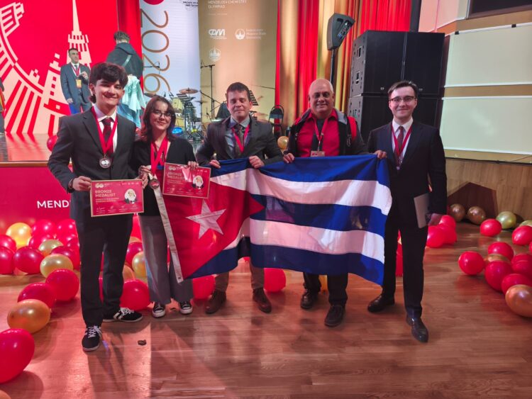 Los estudiantes Ernesto Alejandro Barrera Ramírez y Leticia María Merlo Alfonso, primeros de izquierda a derecha, logran medallas de bronce en Olimpiada de Química.