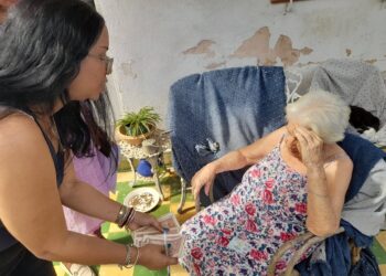 Pago de su jubilación a una anciana por parte de la mipyme Mec S.U.R.L, como parte de un plan piloto en La Habana. Foto: Tomada del perfil de Facebook del Banco Central de Cuba.