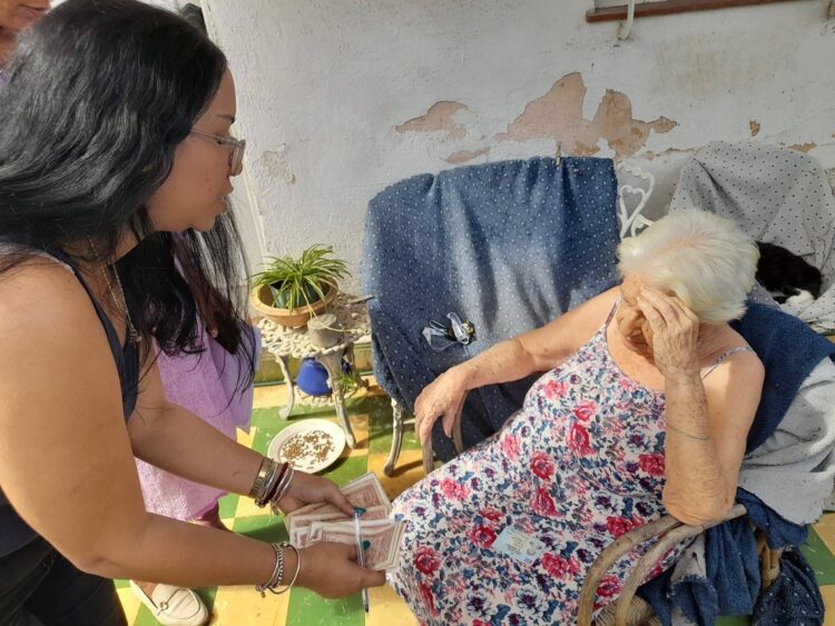 Pago de su jubilación a una anciana por parte de la mipyme Mec S.U.R.L, como parte de un plan piloto en La Habana. Foto: Tomada del perfil de Facebook del Banco Central de Cuba.