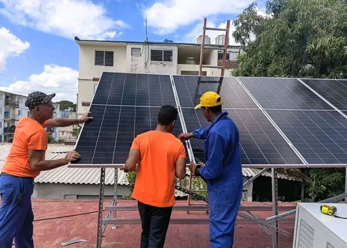 Instalación de paneles solares en una vivienda. Foto: Tomada del perfil de Facebook de la Delegación Provincial de Ordenamiento Territorial y Urbanismo en Guantánamo.