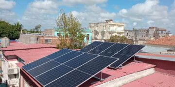 Paneles solares montados en el techo de una vivienda en Cuba. Foto: Tomada del perfil de Facebook de la mipyme Renova SURL.