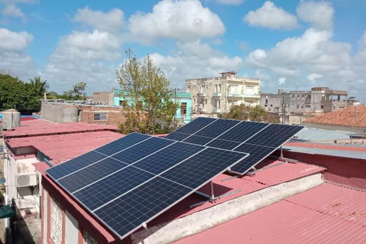 Paneles solares montados en el techo de una vivienda en Cuba. Foto: Tomada del perfil de Facebook de la mipyme Renova SURL.