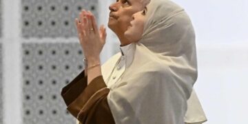 León XIV (izq.) visita la Gran Mezquita de Argel, . Foto: LUCA ZENNARO/EFE/EPA.