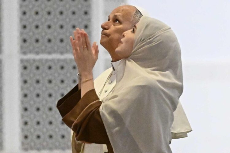 León XIV (izq.) visita la Gran Mezquita de Argel, . Foto: LUCA ZENNARO/EFE/EPA.
