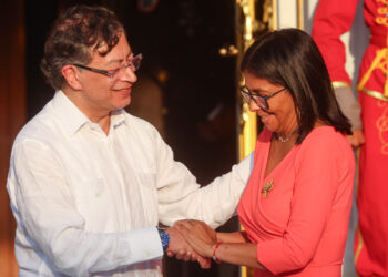 El presidente de Colombia, Gustavo Petro (i), saluda a la mandataria encargada de Venezuela, Delcy Rodríguez, al finalizar una reunión en Caracas, el 24 de abril de 2026. Foto: Miguel Gutiérrez / EFE.