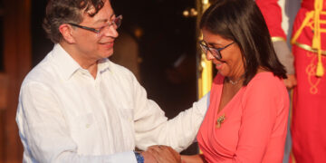 El presidente de Colombia, Gustavo Petro (i), saluda a la mandataria encargada de Venezuela, Delcy Rodríguez, al finalizar una reunión en Caracas, el 24 de abril de 2026. Foto: Miguel Gutiérrez / EFE.
